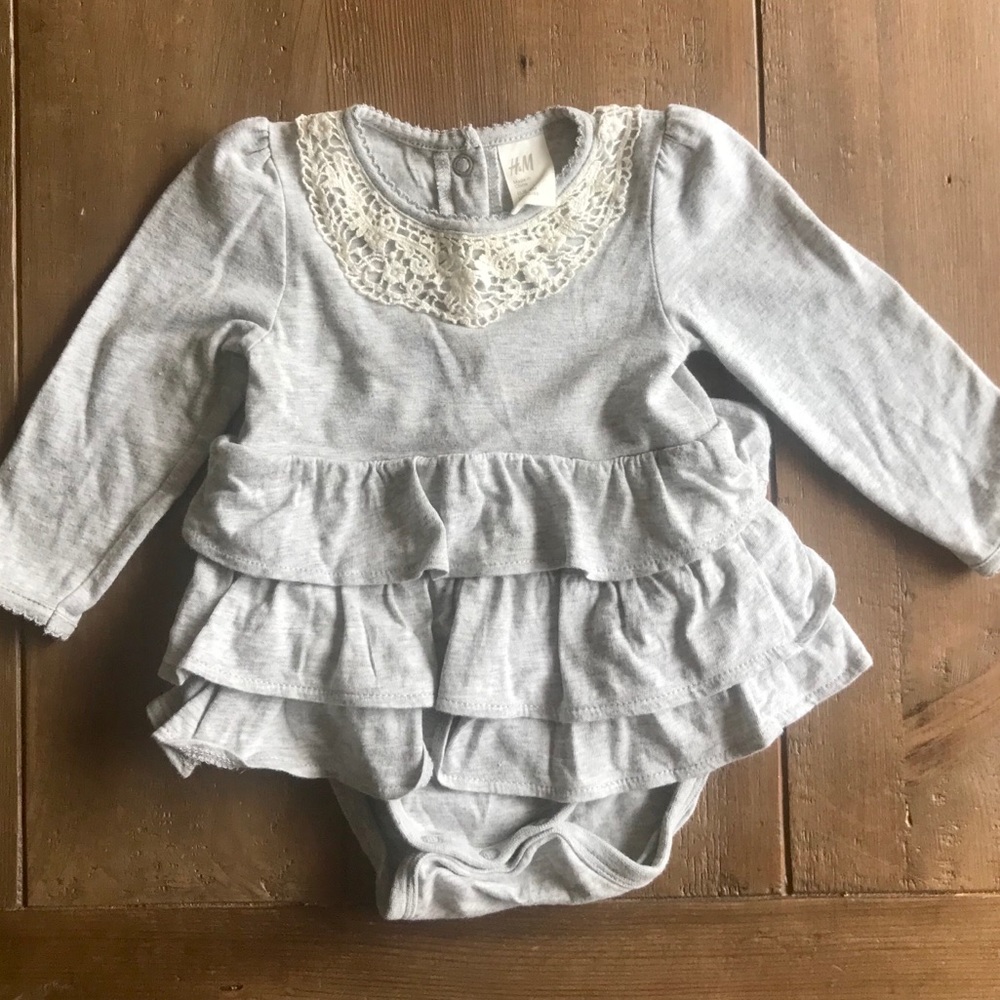 H&M light gray onesie baby girl 4-6M